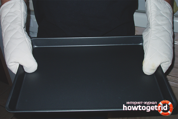 Features of cleaning baking sheets from modern materials