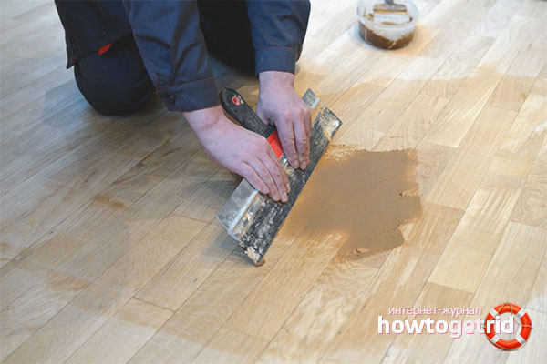 Puttying parquet cracks