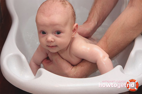 How to wash a newborn baby boy