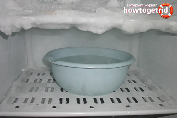Defrosting the refrigerator with boiling water
