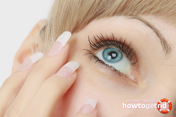 Wie man eine Wimper aus dem Auge bekommt