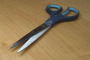 How to sharpen scissors