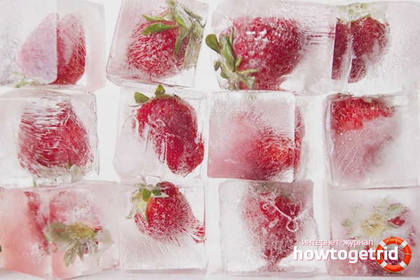 Freezing strawberries in ice briquettes