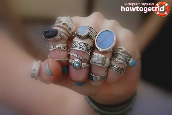 Ring mit einem Stein zum Anlegen des Fingers