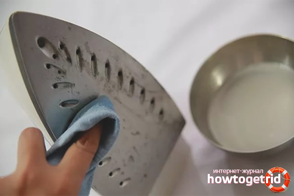 How to clean the sole of an iron with vinegar