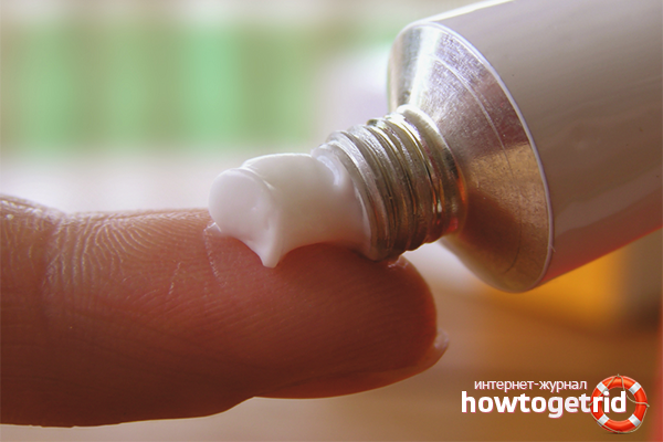 Wie man mit Hilfe der Apotheke einen blauen Fleck unter dem Auge entfernt