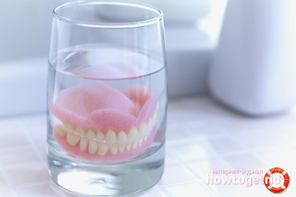 How to properly store removable dentures