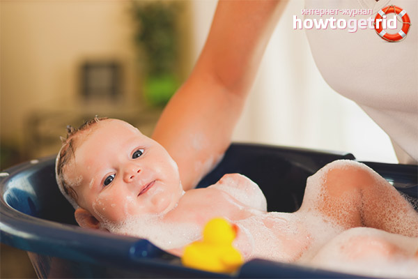 How to bathe a newborn baby for the first time