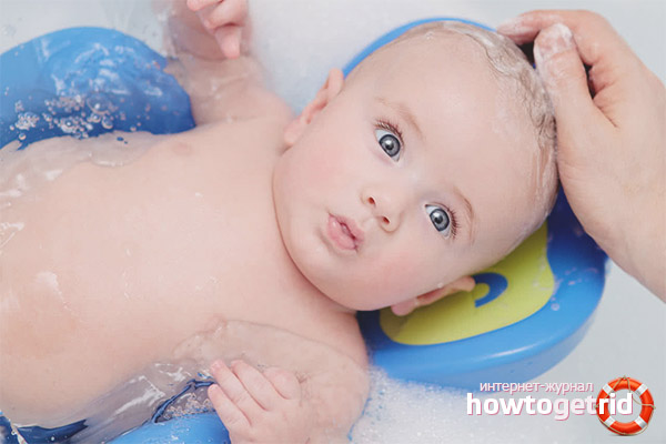 How to bathe a newborn baby for the first time