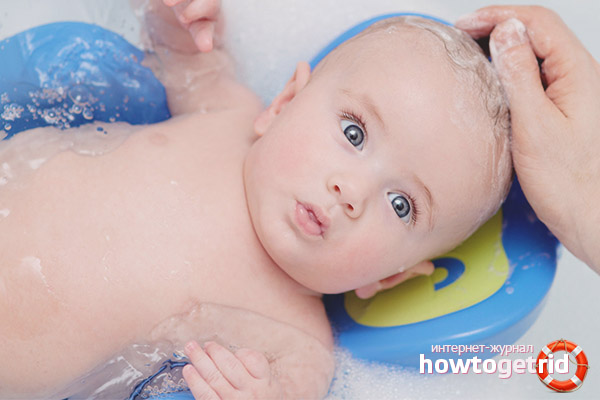 How to wash the hair of a newborn baby
