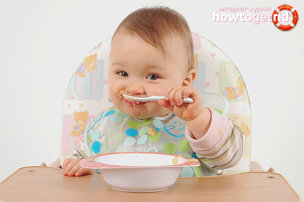 How to teach a child to eat with a spoon