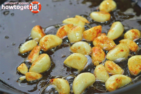How to fry garlic in a pan
